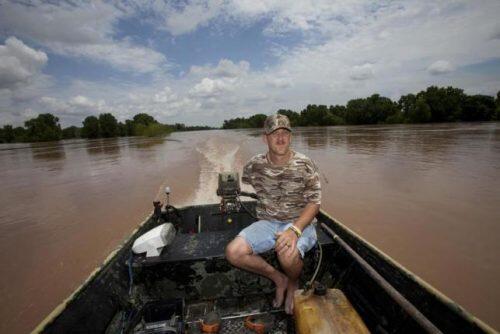 Jeff Harper drives his boat on the rain-swollen Brazos River near Richmond, Texas, U.S. May 31, 2016.   REUTERS/Daniel Kramer