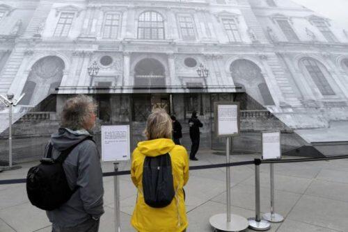 Tourists read information notices that indicate that the Louvre Museum is closed due to the rising Seine River in Paris, France, after days of almost non-stop rain caused flooding in the country, June 3, 2016. REUTERS/John Schults