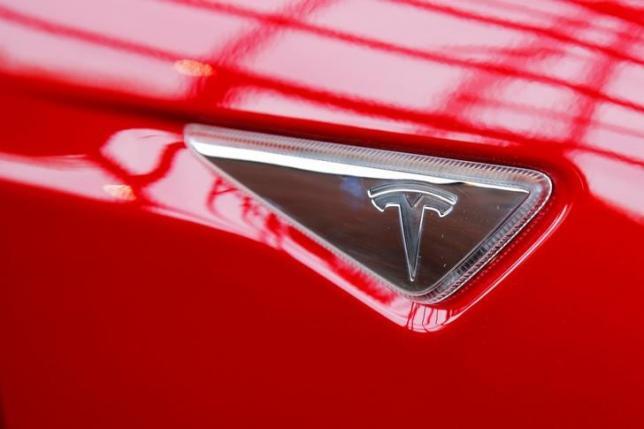 Tesla Motors introduces two less costly Model S versions