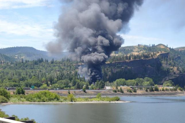 Cleanup underway after Oregon train carrying oil derailed