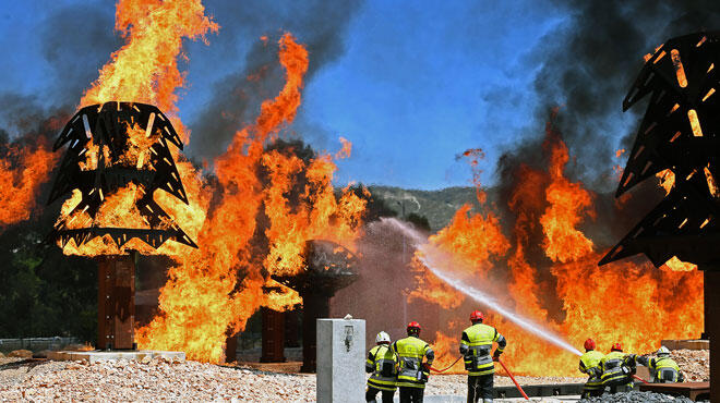 Le feu menace des campings dans le Sud de la France: 3.000 vacanciers évacués