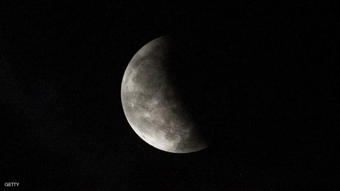 La luna se aleja de la Tierra a una velocidad de 1,5 centímetros por año.