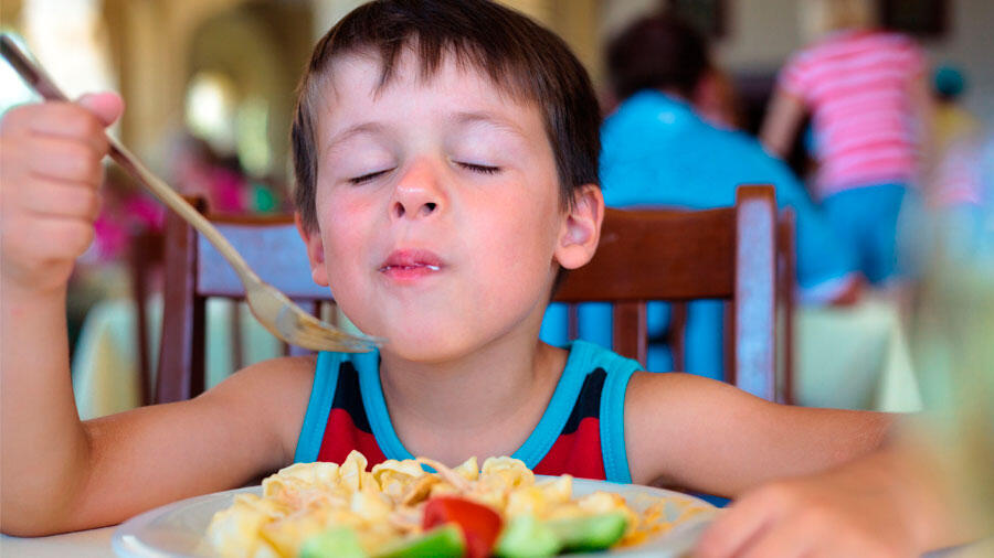 Hallan respuesta científica al por qué los niños aún tienen ganas de seguir comiendo