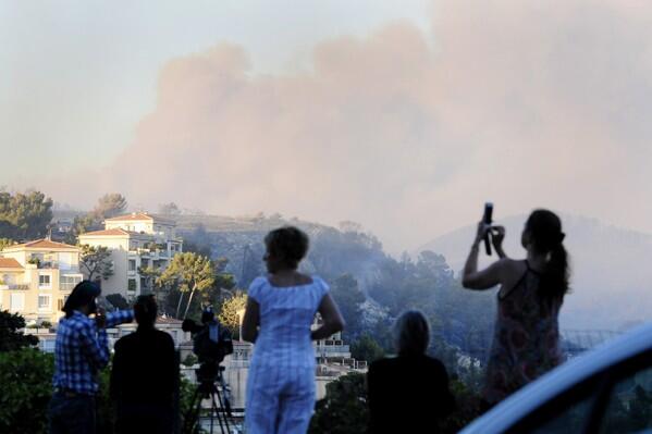 Un incendie ravage 300 hectares près de Marseille