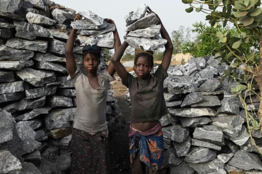 Burkina: une enfance à casser des cailloux dans les mines de granit