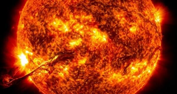 Gigantesque explosion sur la surface du soleil (vidéo)