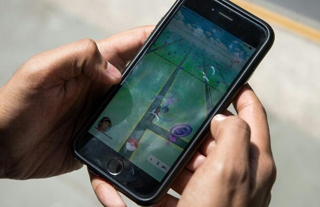 Pokemon Go craze crashes Aussie servers, draws police warnings