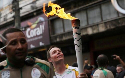 104646089_An_Olympic_torch-bearer_carries_the_flame-SPORT-xlarge_trans++qVzuuqpFlyLIwiB6NTmJwc92Yi7CQzX7UIqe-HlBbcc