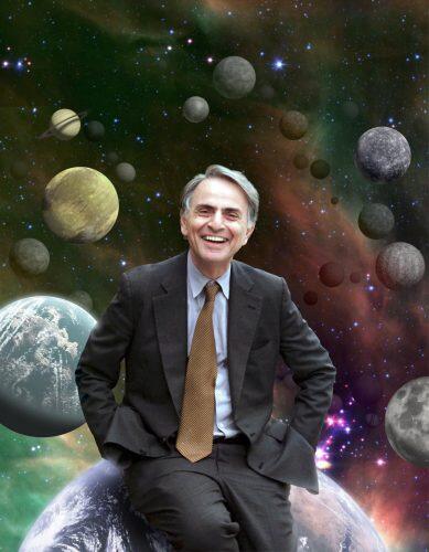 Carl Sagan (1934-1996) est probablement l’astronome le plus célèbre du monde, il devait sa popularité à la mythique série de 13 émissions : Cosmos. 