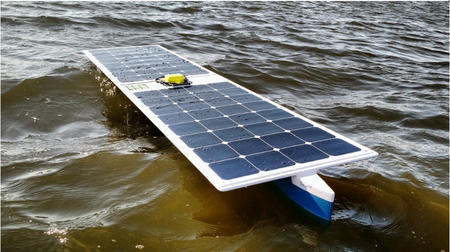 Un petit bateau alimenté par des panneaux solaires, couvre 3.200 kilomètres de l’océan Pacifique