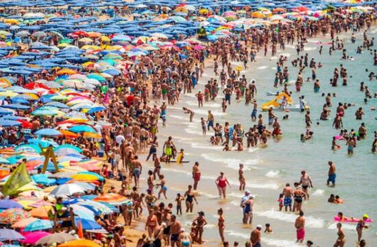 Spain and Italy to fine tourists €170-720 for reserving beach sun loungers