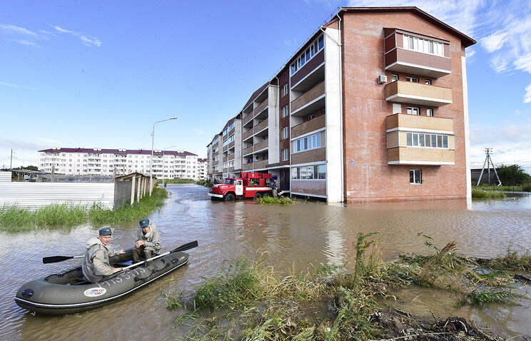 Russian Pacific Fleet servicemen helping those who suffered from floods in Far East