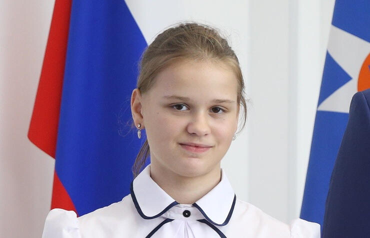 Putin awards brave Moscow school girl with medal for saving people during storm