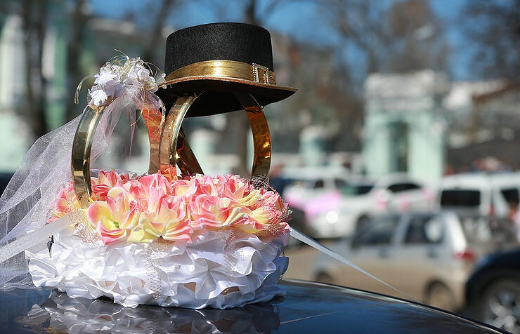 Police in Moscow stop wedding cortege after complaints on suspicious sounds