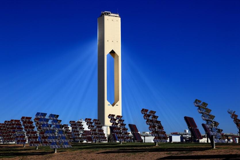 How solar power towers generate electricity at night