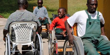 Vélos et tabourets pour construire des fauteuils roulants au Rwanda