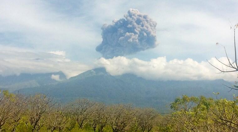 Indonesia evacuates tourists after Mount Barujari eruption