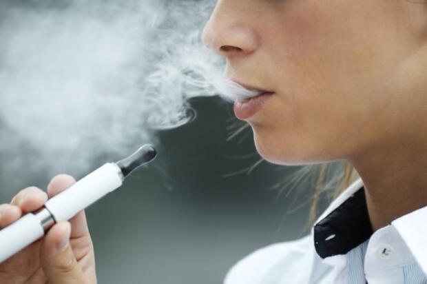 Vaping helps smokers kick habit, UK study finds