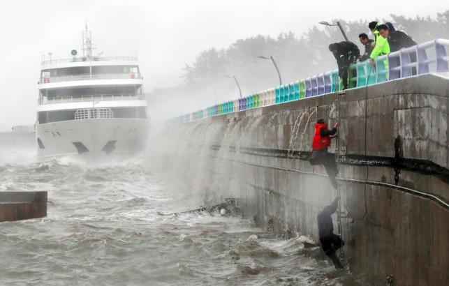 Typhoon Chaba leaves six dead in South Korea