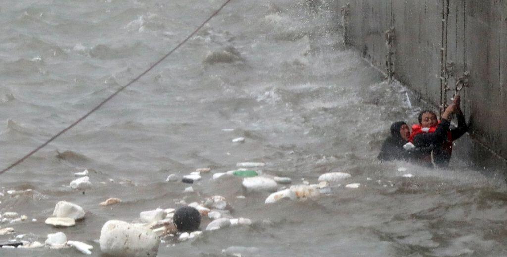 Powerful typhoon Chaba barrels toward Japan