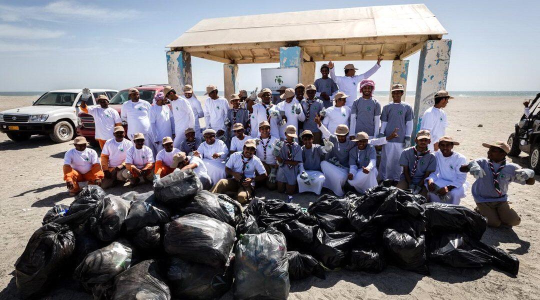 بعد غرق سفينة قبالة شواطئها… حملة نظافة طارئة في “جزيرة مصيرة” العُمانية لحماية السلاحف المهددة بالانقراض