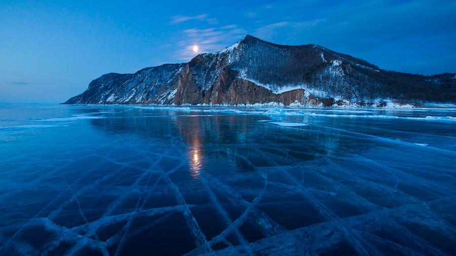 Une étude révèle que la vie sous la glace est dynamique, complexe et étonnamment active