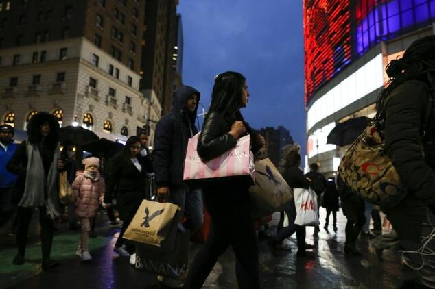 Mobile use drives US holiday shopping gains