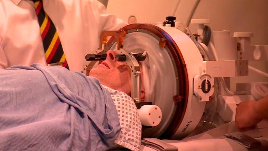 Sin bisturí ni anestesia: la increíble cirugía cerebral con ondas de sonido que curó a un paciente con temblores