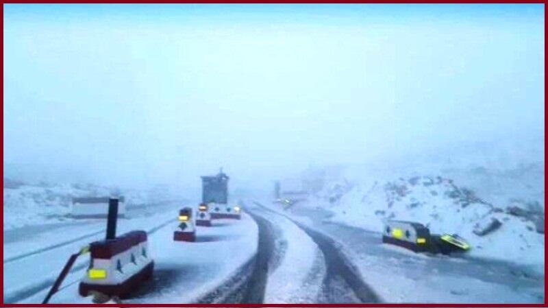 Lebanon: Snow blocks roads