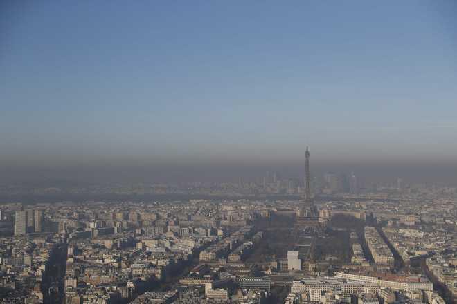 Paris imposes traffic restrictions to reduce air pollution