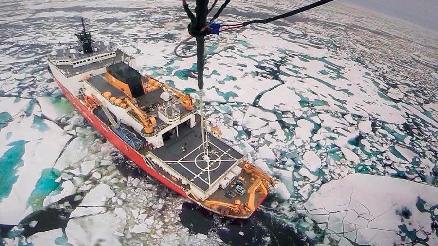 Este es el Healy, un barco rompehielos que estudia el Ártico