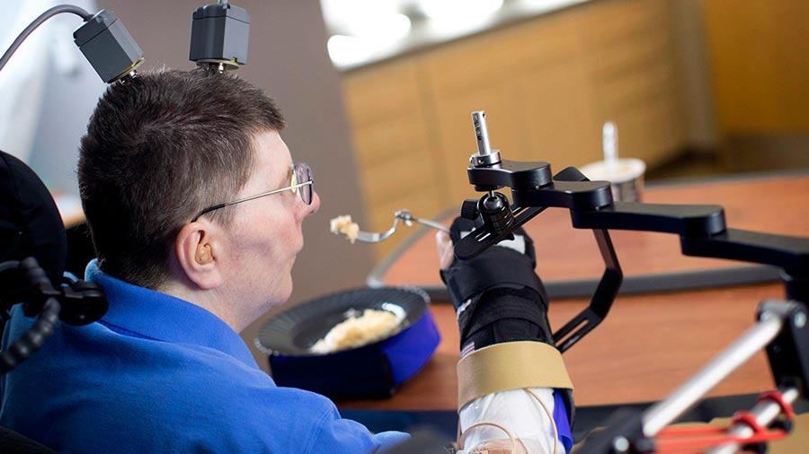 Un tetrapléjico vuelve a comer solo gracias a una prótesis conectada a su cerebro