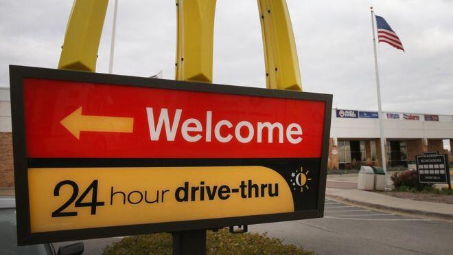 Boy apprend à conduire sur YouTube pour le joyride de McDonald’s