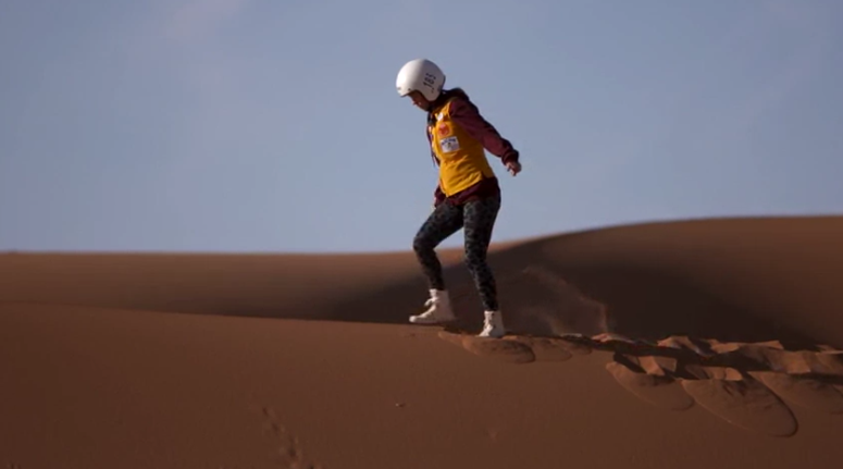 Le rassemblement féminin prend le Sahara marocain avec juste un boussole