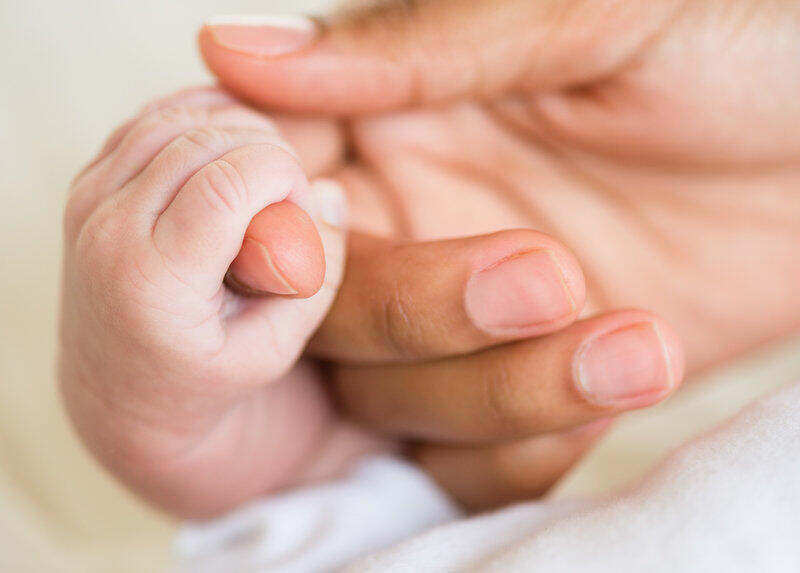 Un bébé avec 3 parents génétiques semble sain, mais les questions demeurent