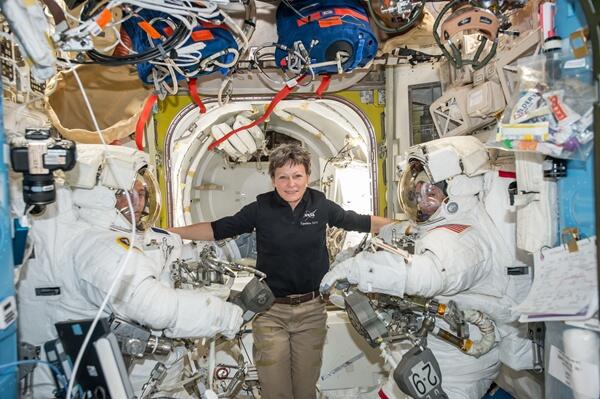 Peggy Whitson breaks an ISS record