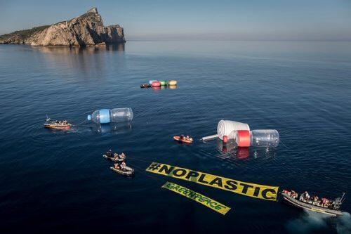 11/06/2017. Baleares. España. Objetos plásticos gigantes emergen del agua en el Mediterráneo. A primera hora de la mañana, activistas de Greenpeace, han llevado a cabo en aguas baleares una acción simbólica para visibilizar el problema de la contaminación por plásticos en los mares, y más en concreto en el Mediterráneo. La organización ha colocado diez objetos gigantes (1), algunos de los más comunes que se encuentran en playas y mares (dos botellas de 12 metros, dos vasos de 6, tapones y pajitas) para visibilizar lo que está pasando bajo las aguas mediterráneas, aunque no se pueda ver. El buque insignia de Greenpeace, el Rainbow Warrior ha comenzado una gira en España y continuará en Italia, Croacia y Grecia. La última etapa llevará a la nave a la costa búlgara del Mar Negro, una cuenca también afectada por la contaminación plástica. Durante el tour "Menos Plástico, Más Mediterráneo", el Rainbow Warrior se detendrá en varios puertos de cada país y el equipo de a bordo se reunirá con políticos, realizará eventos de puertas abiertas para el público y realizará experimentos científicos simples para exponer plásticos. Además, en el mar, el buque llevará a cabo investigaciones científicas en colaboración con instituciones científicas de cada país. ©Greenpeace Handout/Pedro ARMESTRE - No sales - No Archives - Editorial Use Only - Free use only for 14 days after release. Photo provided by GREENPEACE, distributed handout photo to be used only to illustrate news reporting or commentary on the facts or events depicted in this image.