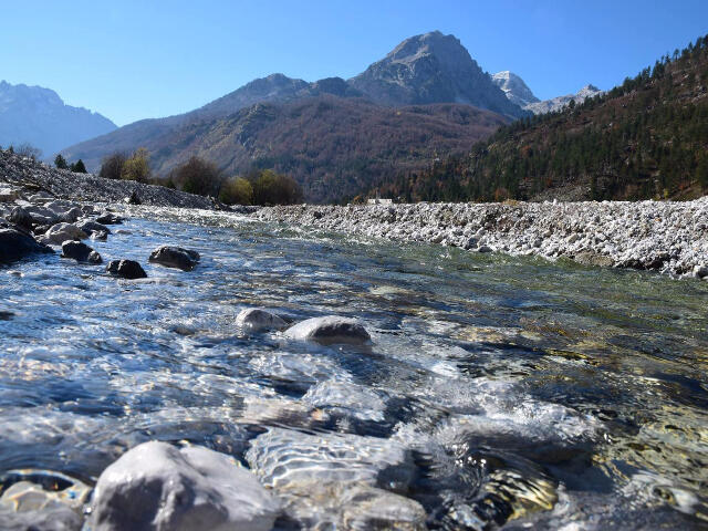 Les villageois albanais demandent à la Cour d’arrêter les centrales électriques de la rivière