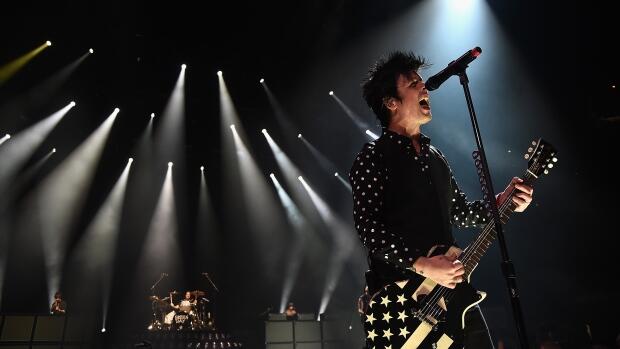 Green Day défend les performances du festival suite au décès d’acrobat