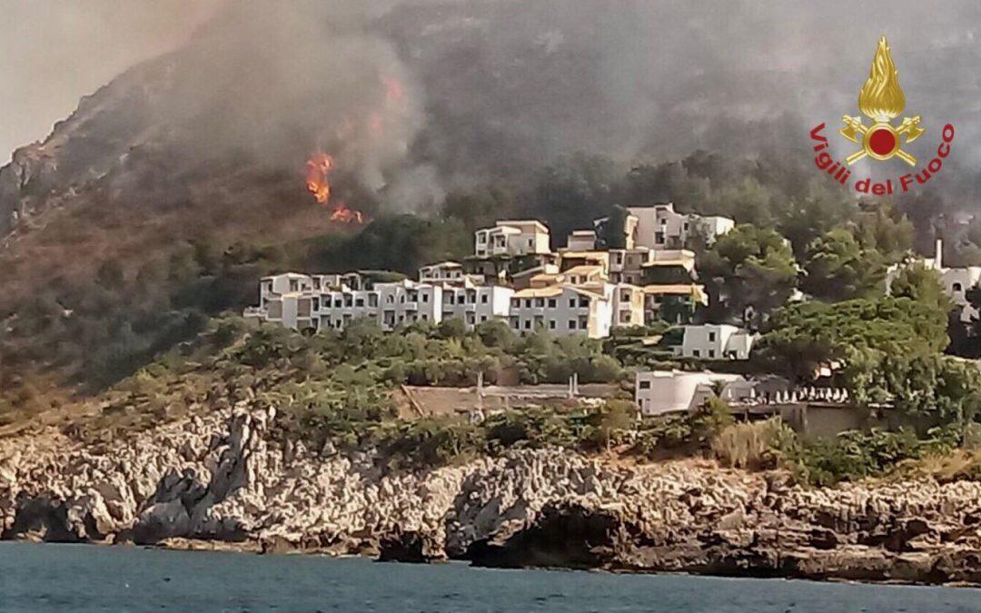 Les feux de forêt italiens tuent 2 propriétaires, forcent les touristes à fuir