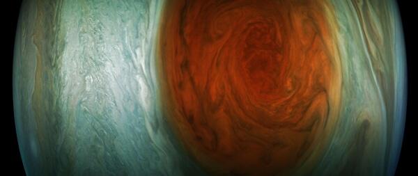 Juno se lève de près avec le Jupiter’s Great Red Spot