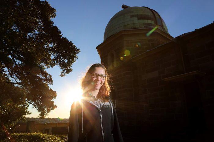 L’étudiant en physique étudie les étoiles pour une carrière dans l’astronomie autochtone