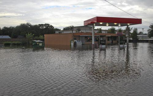 A house is flooded in east Pearland, on August 27, 2017 as the US fourth city city battles with tropical storm Harvey and resulting floods. / AFP PHOTO / Thomas B. Shea