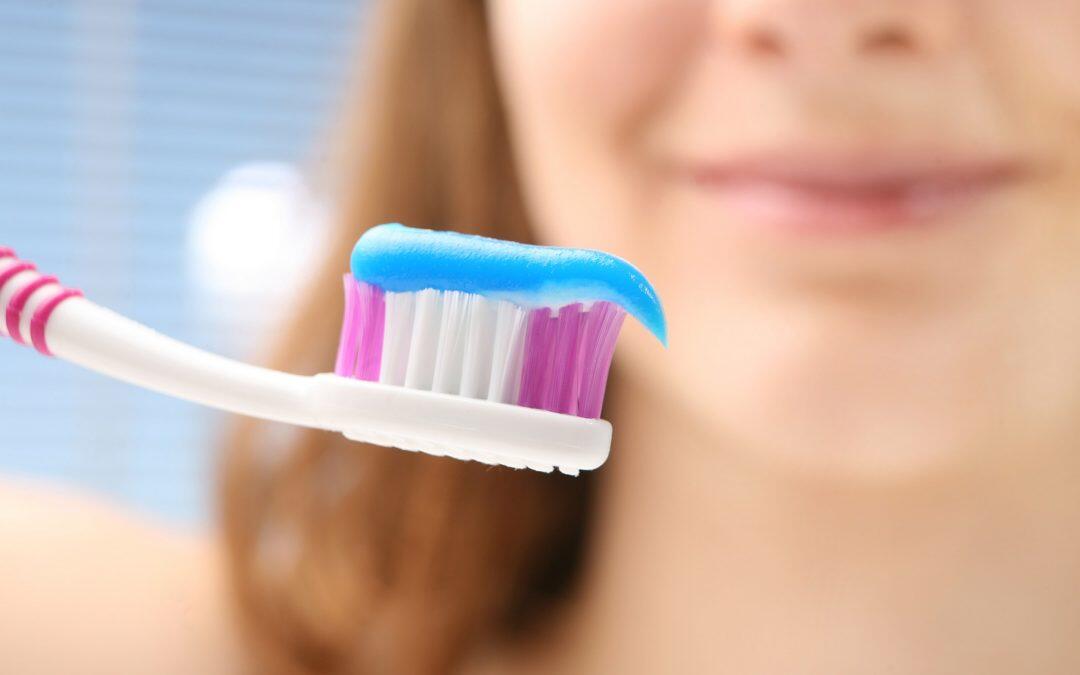 Tan importante como es el cepillado dental, es el limpiar tu cepillo dental, esté puede tener un acúmulo de bacterias tambien