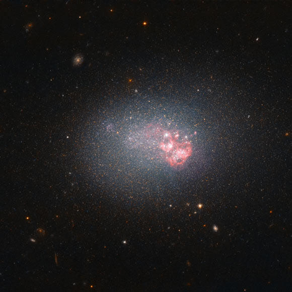 Hubble affiche la galaxie naine compacte bleue