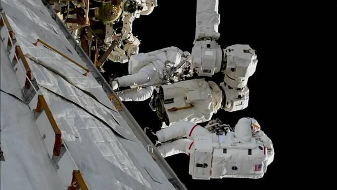 Salida extravehicular de mantenimiento en la estación orbital