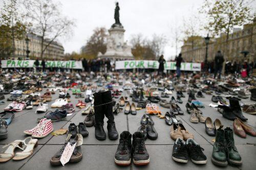 -FOTODELDIA- HOR118 PARIS (FRANCIA) 29/11/2015.- Miles de zapatos son expuestos en la Plaza de la República en París (Francia) hoy,, 29 de noviembre de 2015, en la víspera de la Cumbre sobre el Cambio Climático COP21. Más de 10.000 zapatos, incluidos unos enviados por el papa Francisco, cubrieron una parte de la plaza de la República de París para simbolizar la imposibilidad de organizar manifestaciones en la ciudad con ocasión de la Cumbre Climática (COP21) a causa de la amenaza terrorista. EFE/Ian Langsdon