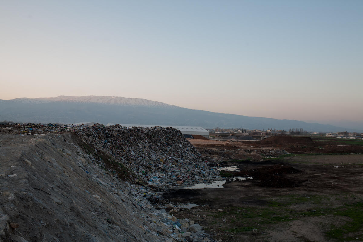 كب نفايات مفتوح في بر الياس، حيث قال سكان مجاورون إن الحرائق مستمرة لأعوام. © بسام￼ خواجا/هيومن رايتس ووتش 