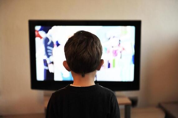 Atracón de alimentos procesados en los anuncios de televisión infantil