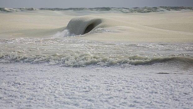 La ola de frío: en Massachusetts se congeló el mar